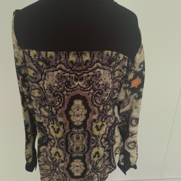 Gorgeous Abstract Pattern Top - Large - EUC - Picture 3 of 4